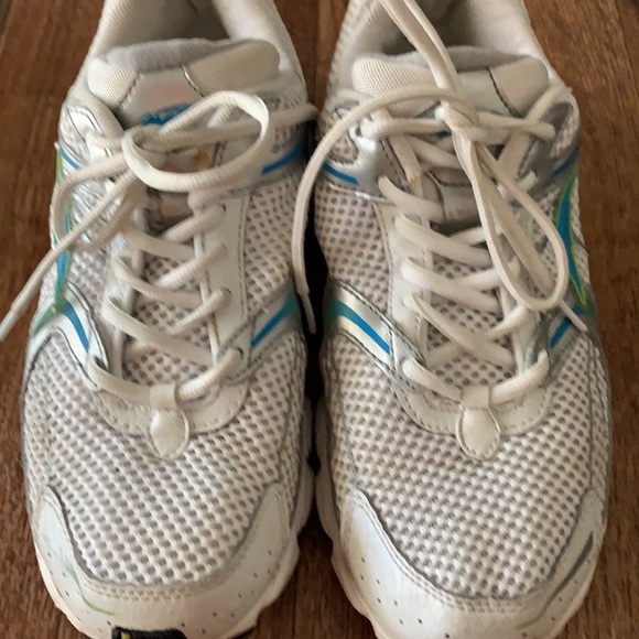 Avia size 10 athletic shoes. Wide fit. - Picture 9 of 16